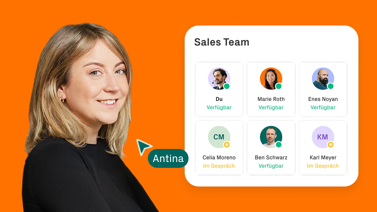 Eine lächelnde Frau neben einer Abbildung von Usern eines Sales Teams-Channels.