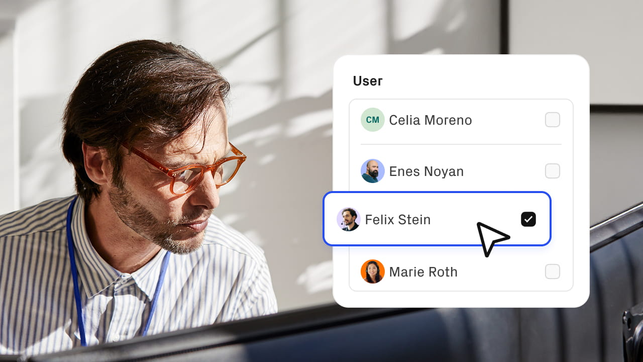 Ein Mann, der am Arbeitsplatz sitz und auf einen Bildschirm schaut. Dazu eine Liste von Usern.