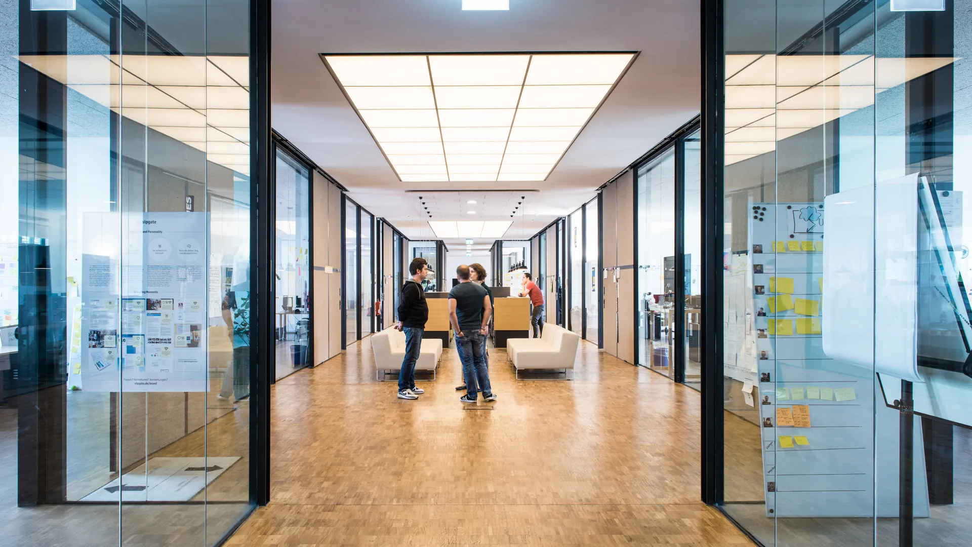 Moderne Büroräume mit Glaswänden und Mitarbeitern im Flur – SPIEGEL Redaktion