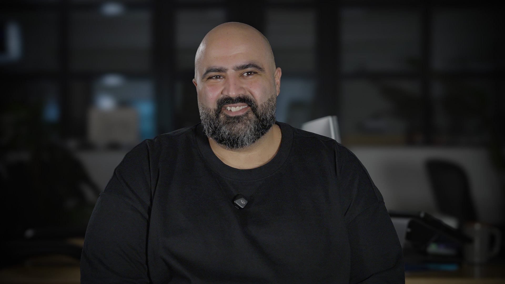 sipgate Mitarbeiter Portrait Ersin im Büro