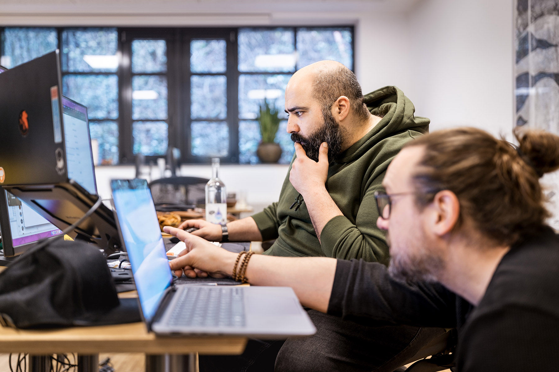 Zwei sipgate Entwickler bei der Arbeit