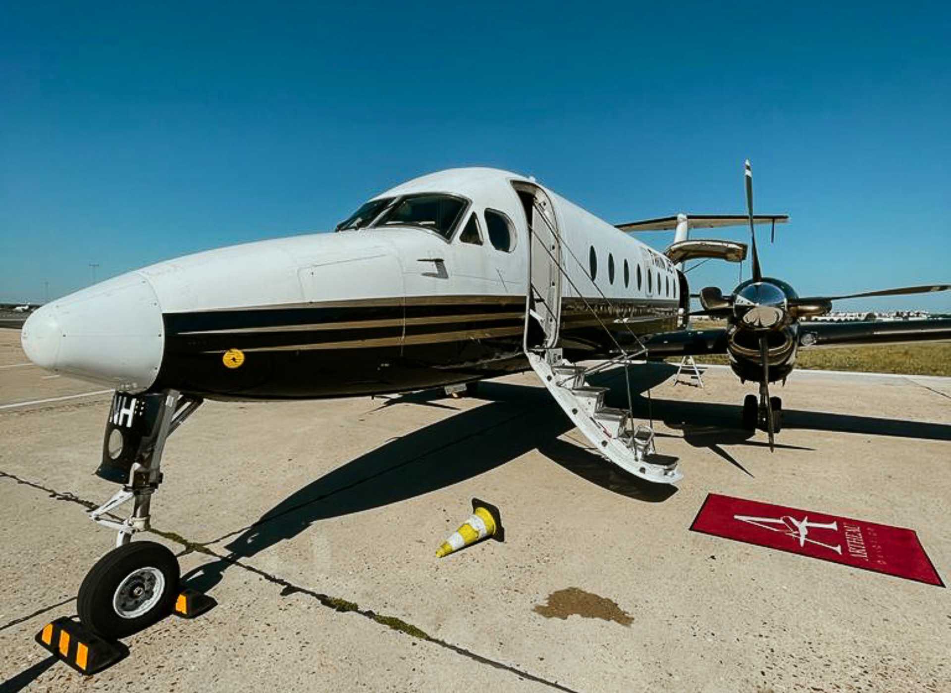 Beechcraft 1990D with a red carpet to welcome passengers