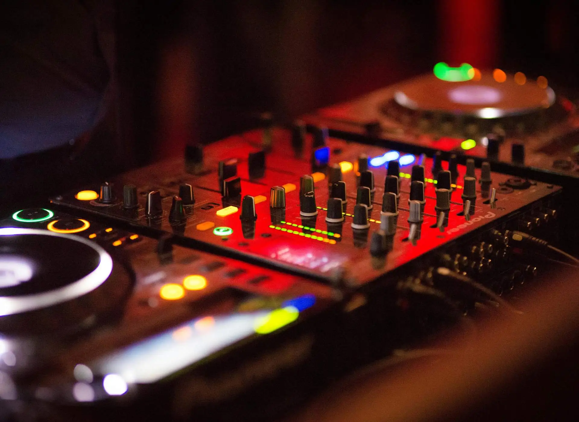 Vie nocturne et clubs emblématiques à Ibiza – Location de jet privé avec Artheau Aviation