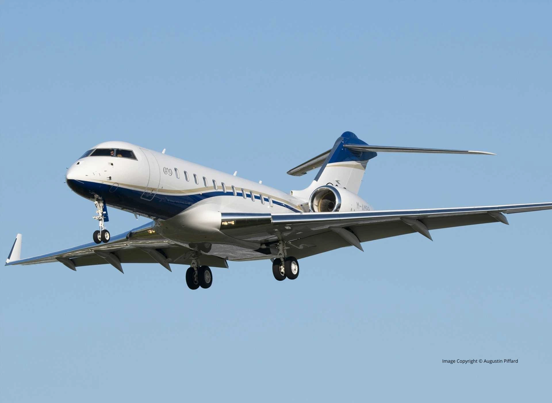 Bombardier Global 5000 flying over Paris