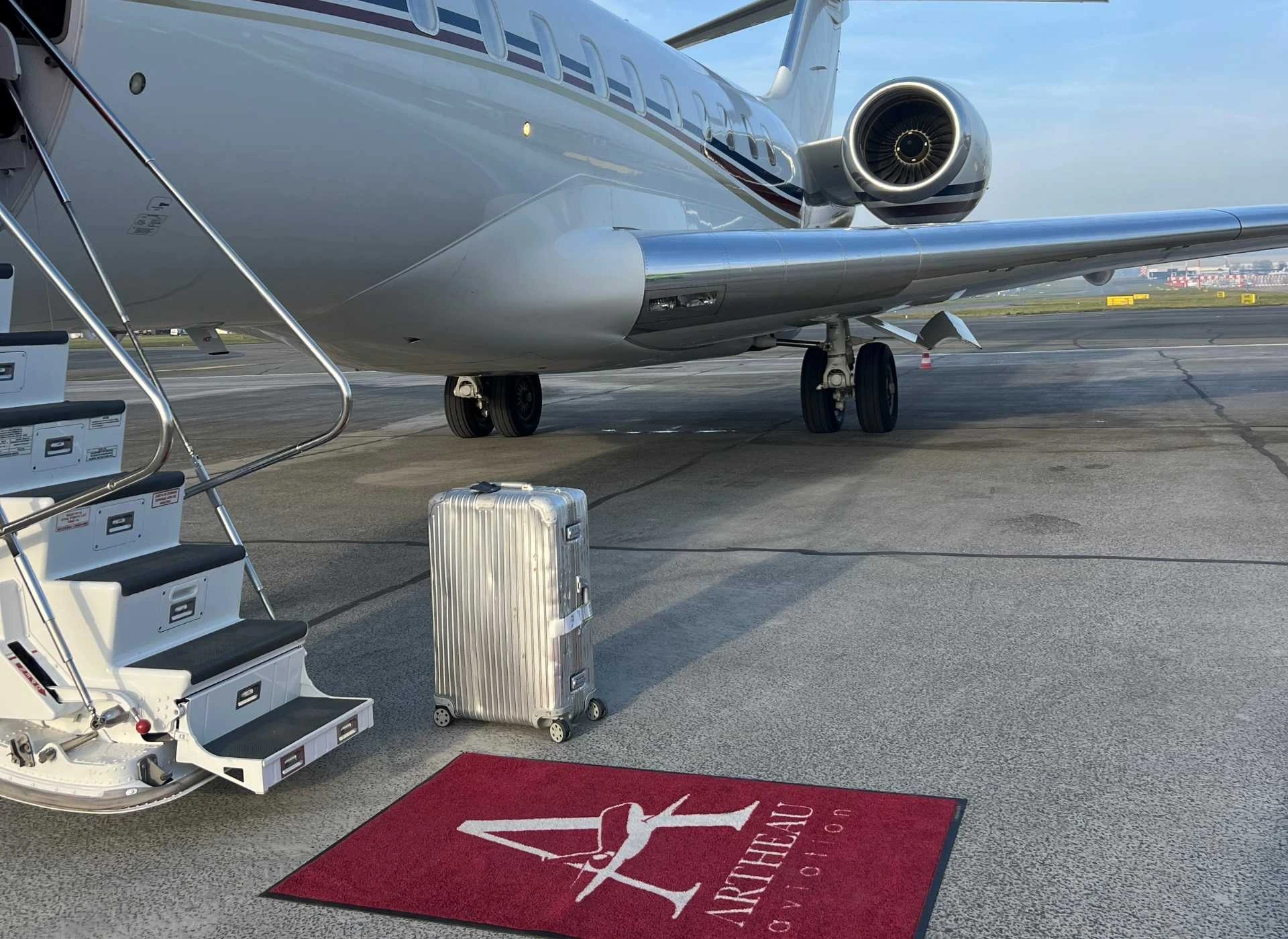 Bombardier Global 5000 with red carpet