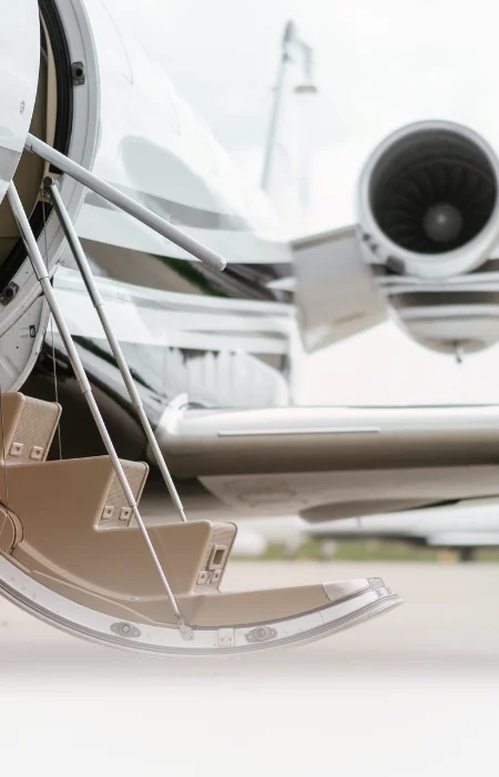 Accès à jet privé avec escalier – expérience voyage premium