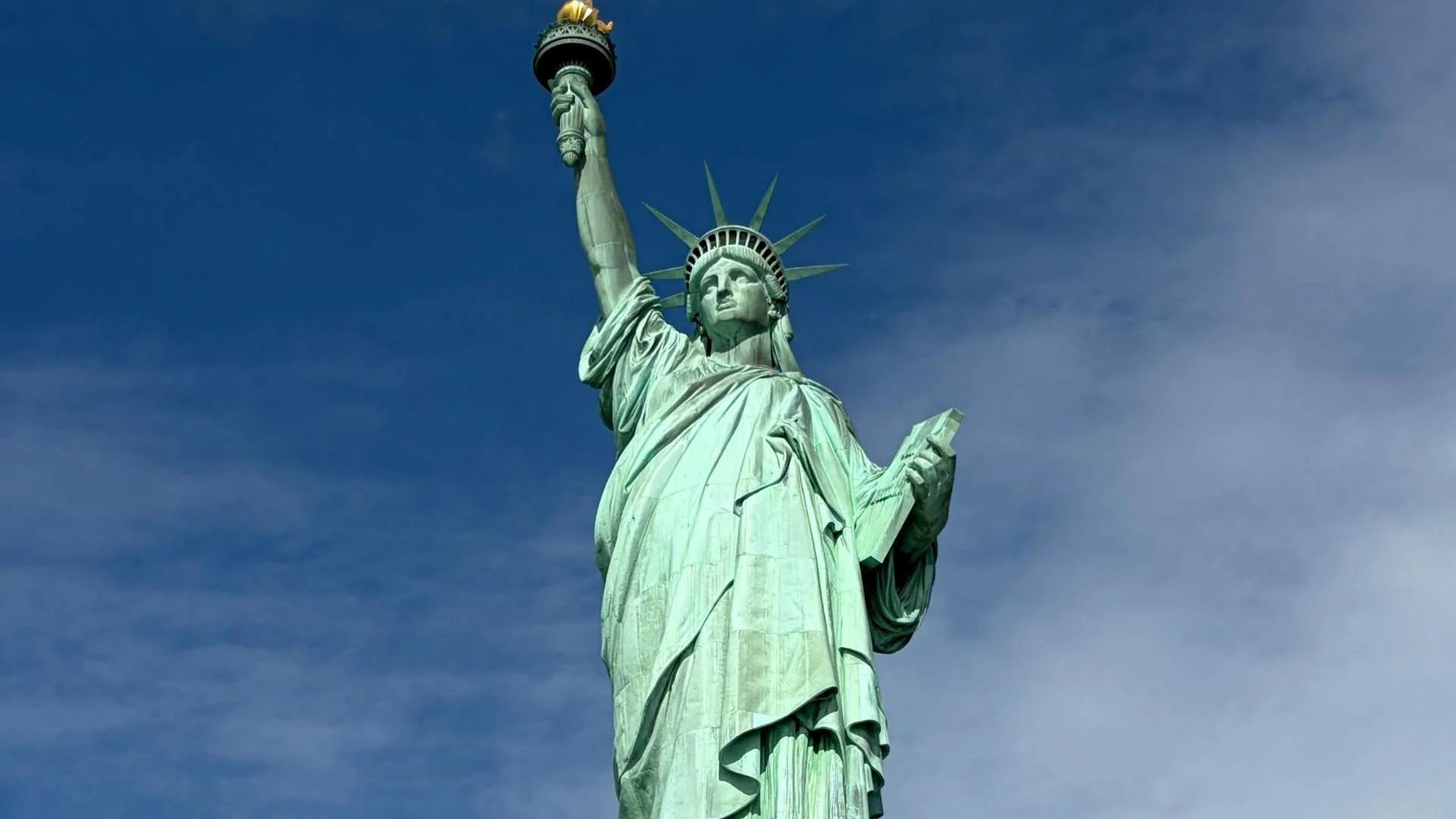 Statue of Liberty and Manhattan skyline for a private jet trip to New York