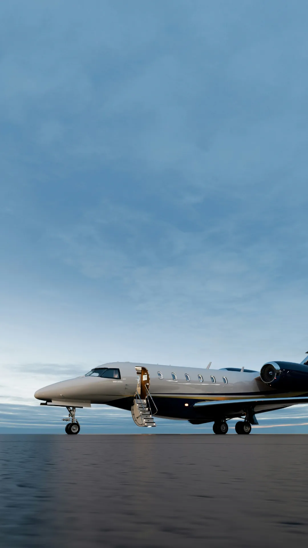 Jet privé stationné sur le tarmac, porte ouverte et escalier déployé, prêt pour l'embarquement des passagers au crépuscule