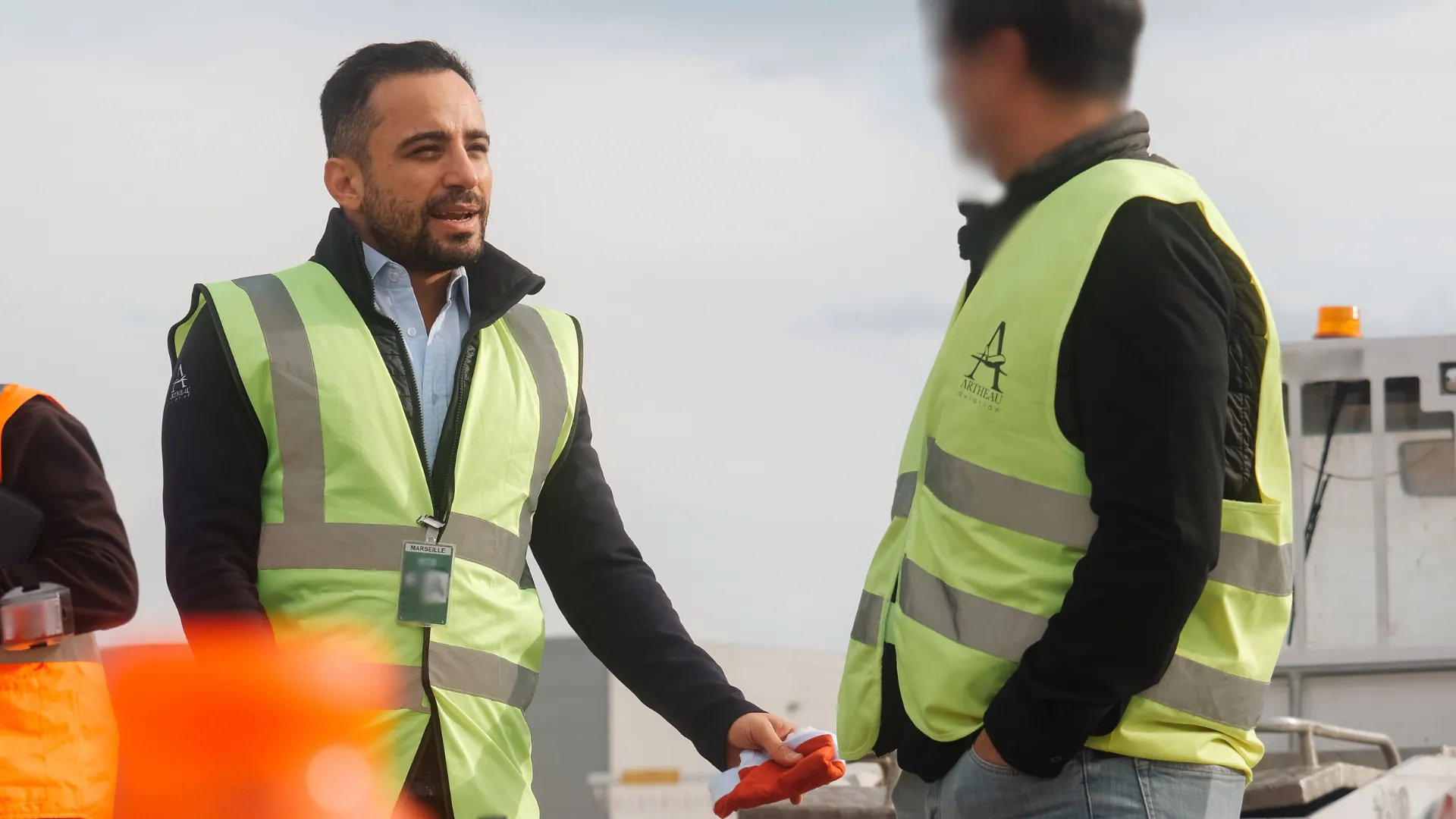 Équipe Artheau Aviation en gilets de sécurité supervisant les opérations d'un vol cargo sur le tarmac