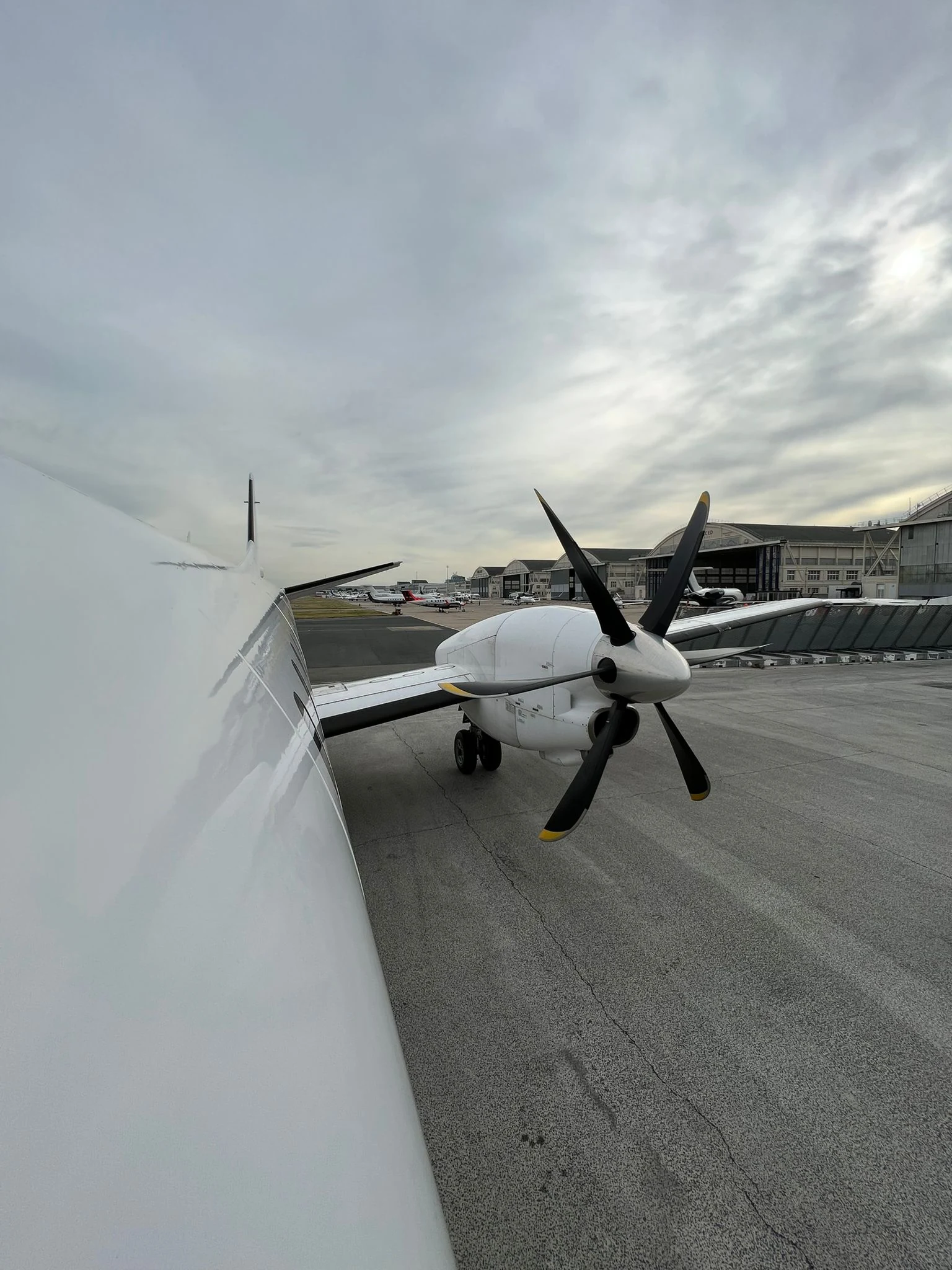 Aile et hélice d'un turbopropulseur Saab 2000