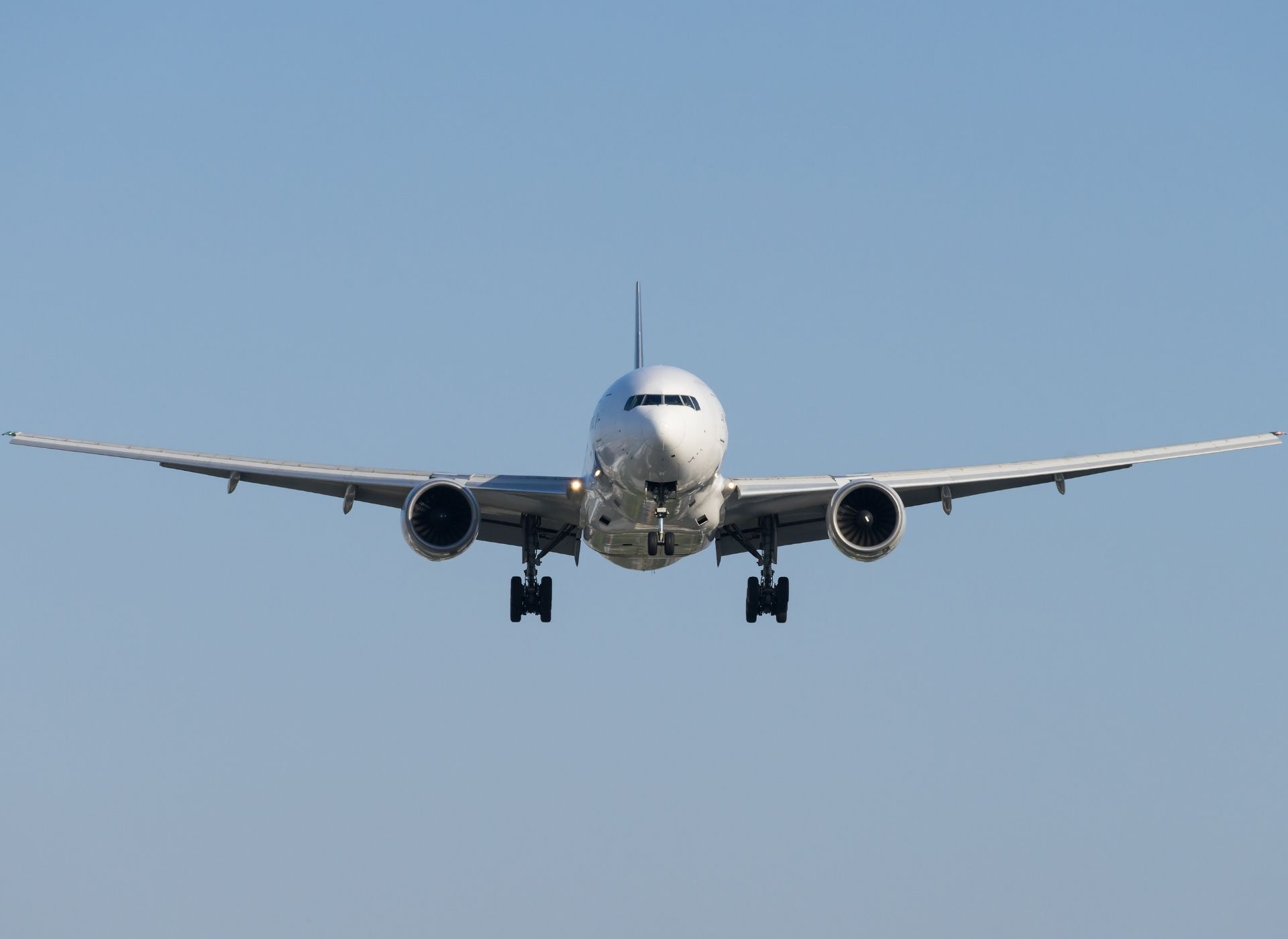 Avion cargo Boeing 777F en approche