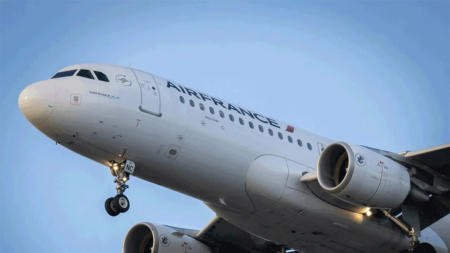 Passenger aircraft on approach with landing gear down