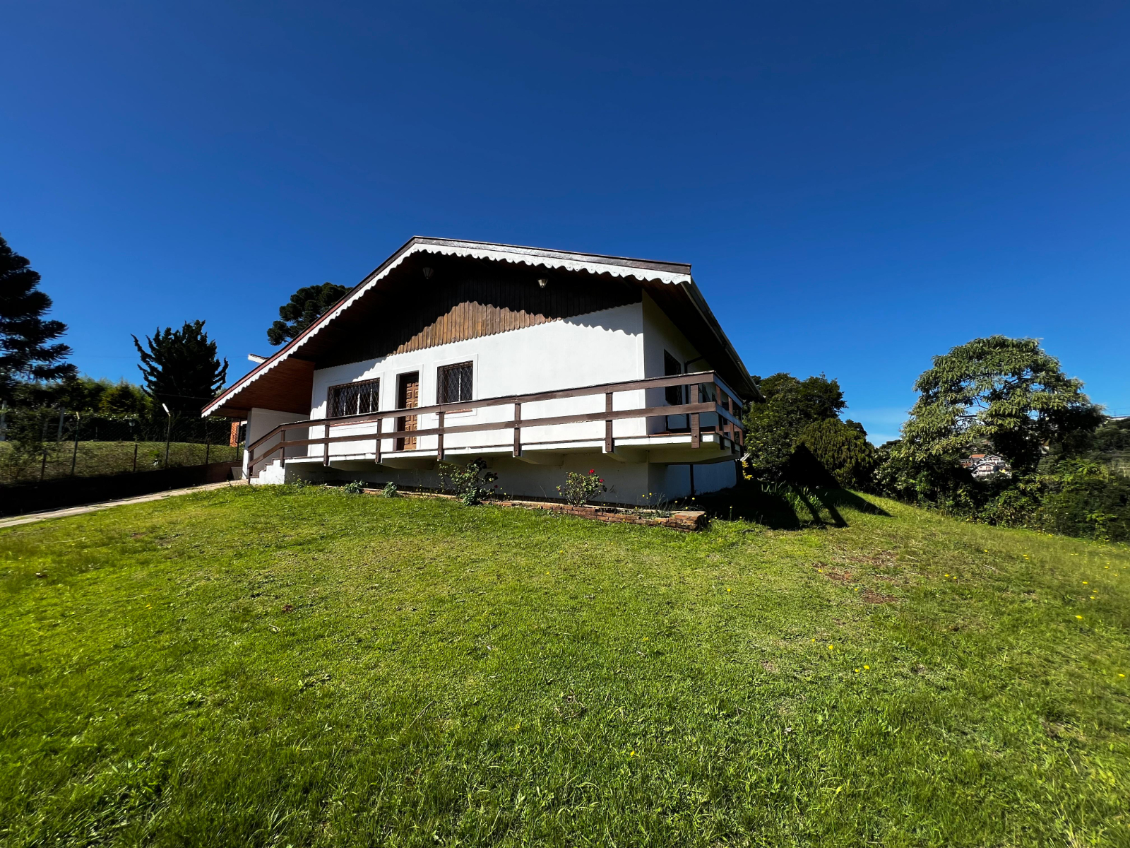 Bela propriedade com  vista para o Palácio do Governo e para as montanhas de Campos do Jordão.