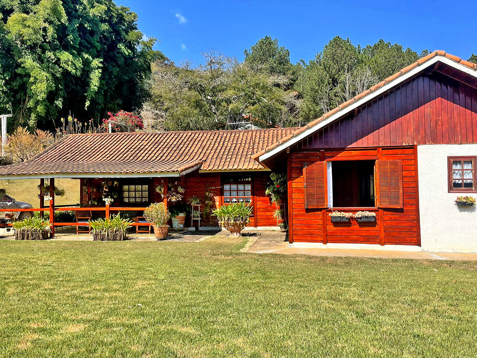 Vinícola na Serra da Mantiqueira com vista frontal para a Pedra do Baú