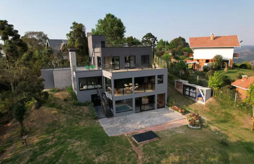 Modernidade e luxo em meio as montanha de Campos do jordão.