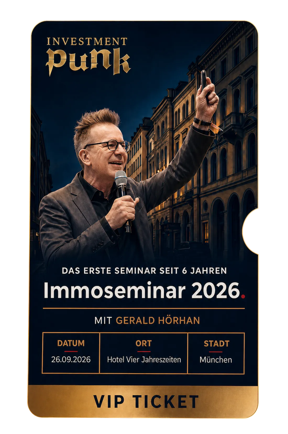Ein Mann mit Brille spricht mit Mikrofon und hebt eine Hand mit einem Ticket vor einem Gebäude, Anzeige für Immoseminar 2026 in München mit Gerald Hörhan.
