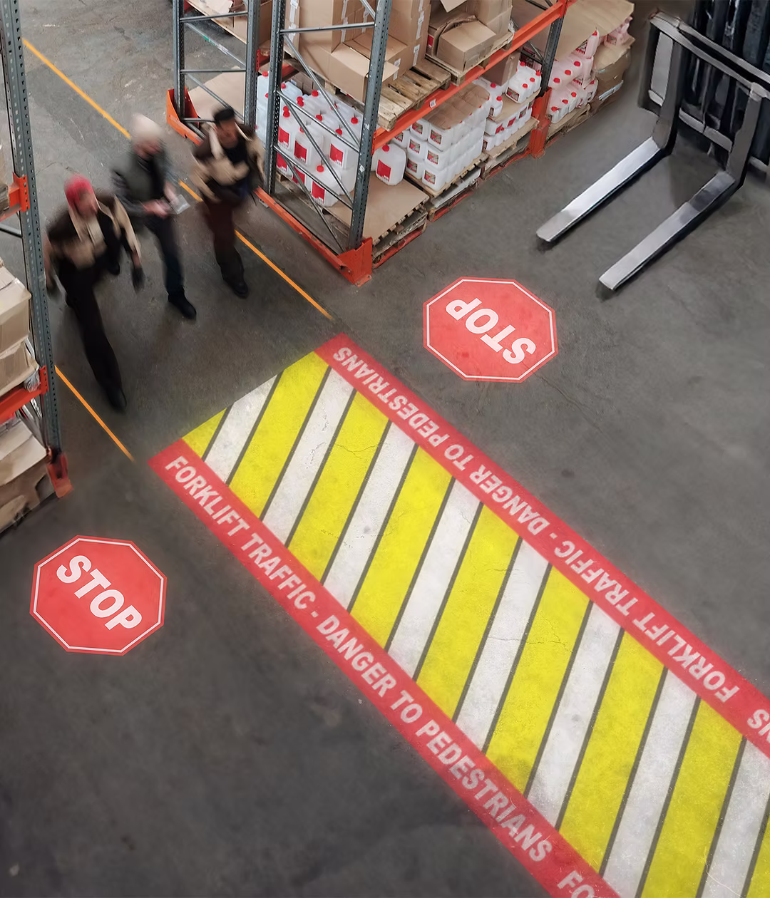 (Étude de cas) Passerelles virtuelles et signalisation projetée : Une étude de cas sur la gestion visuelle des risques dans les entrepôts
