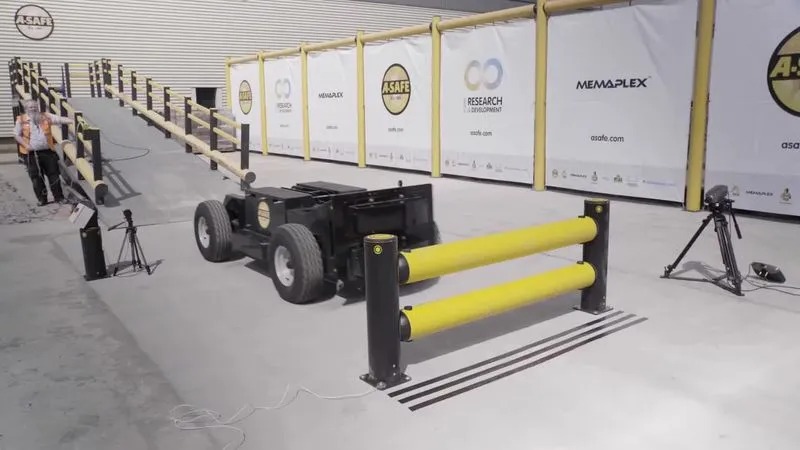 A-SAFE Heavy Duty iFlex barrier and mFlex Traffic barrier: two solutions to secure your warehouse