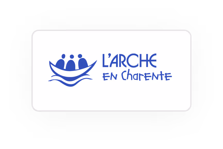 Logo de L'Arche en Charente avec trois figures stylisées dans une barque bleue.