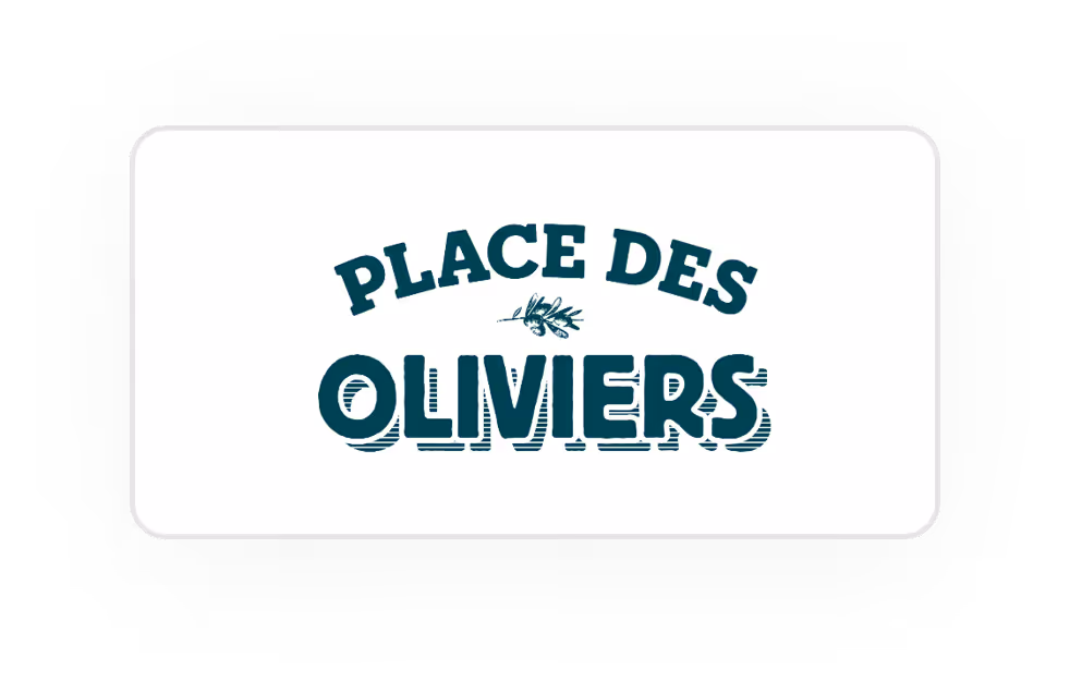 Logo texte Place des Oliviers avec une petite branche d'olivier entre les mots.