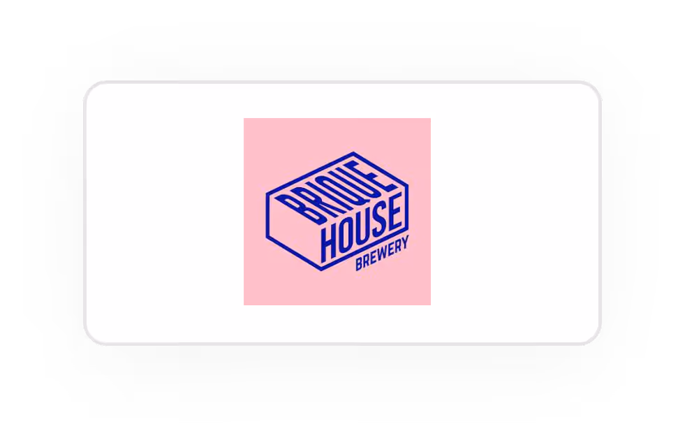 Logo bleu 'Brique House Brewery' en forme de cube sur fond rose.