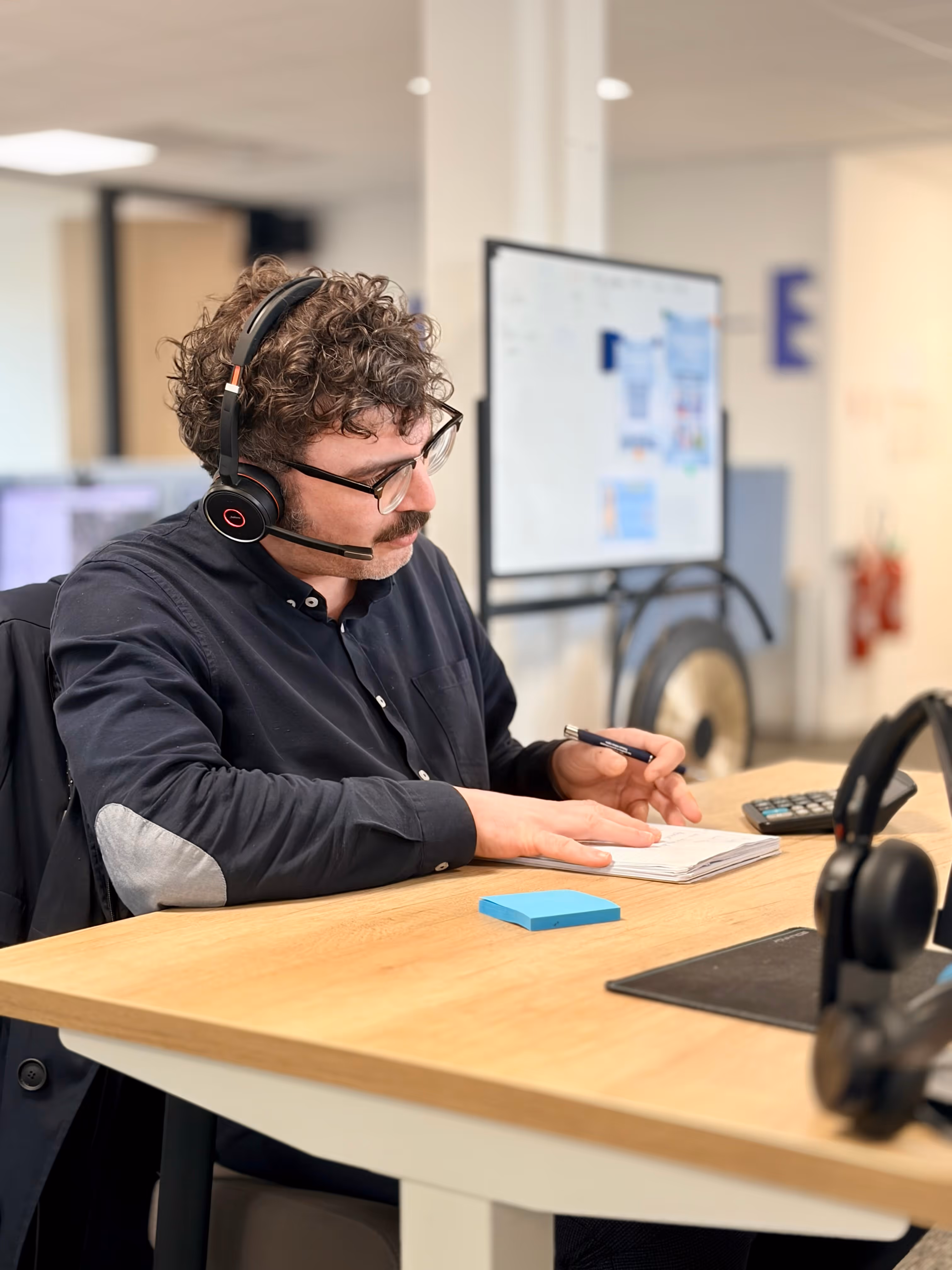 Conseiller DUNE Energie en appel téléphonique avec un client pour optimiser ses achats d'énergie