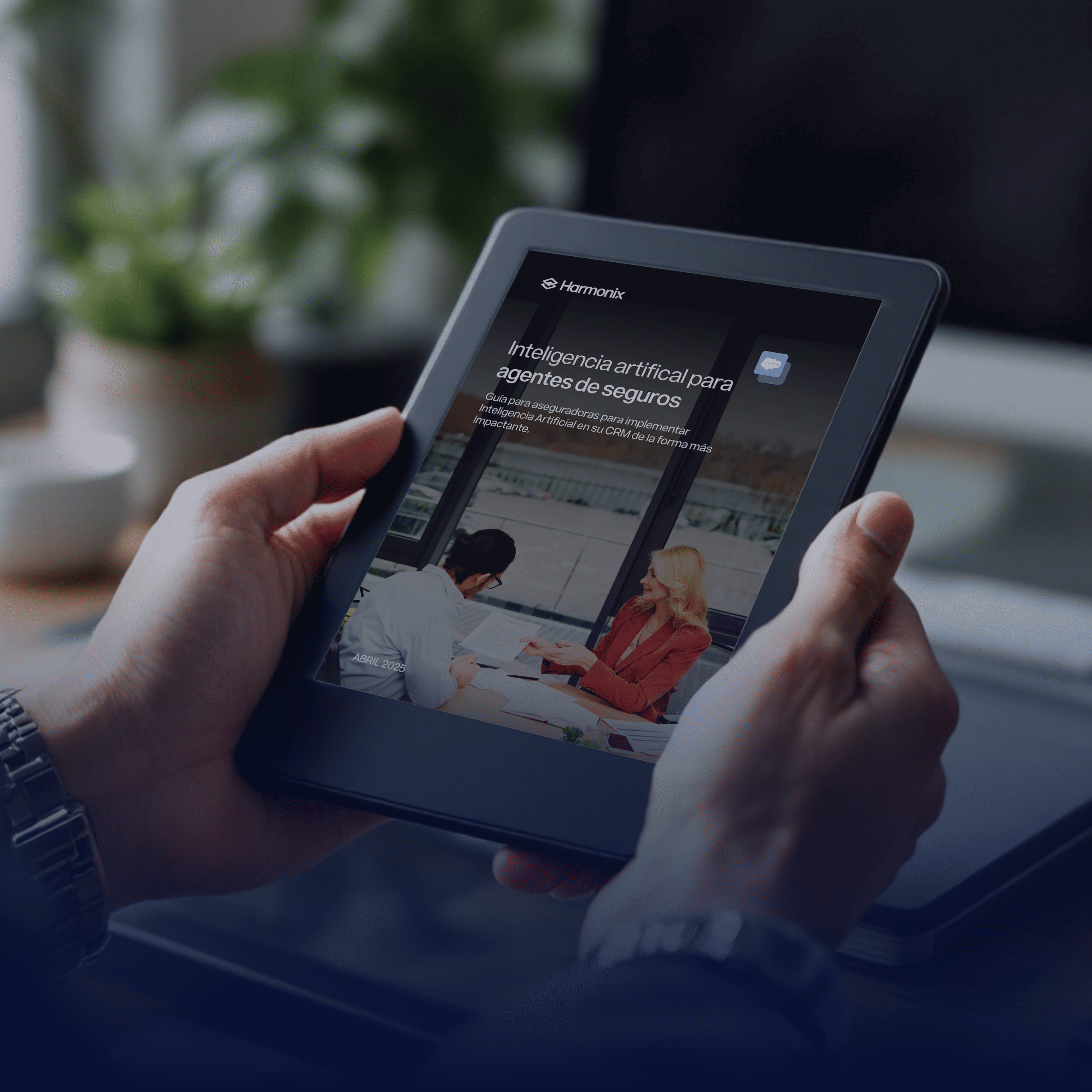 Una persona sostiene una tablet mostrando una guía sobre inteligencia artificial para agentes de seguros.