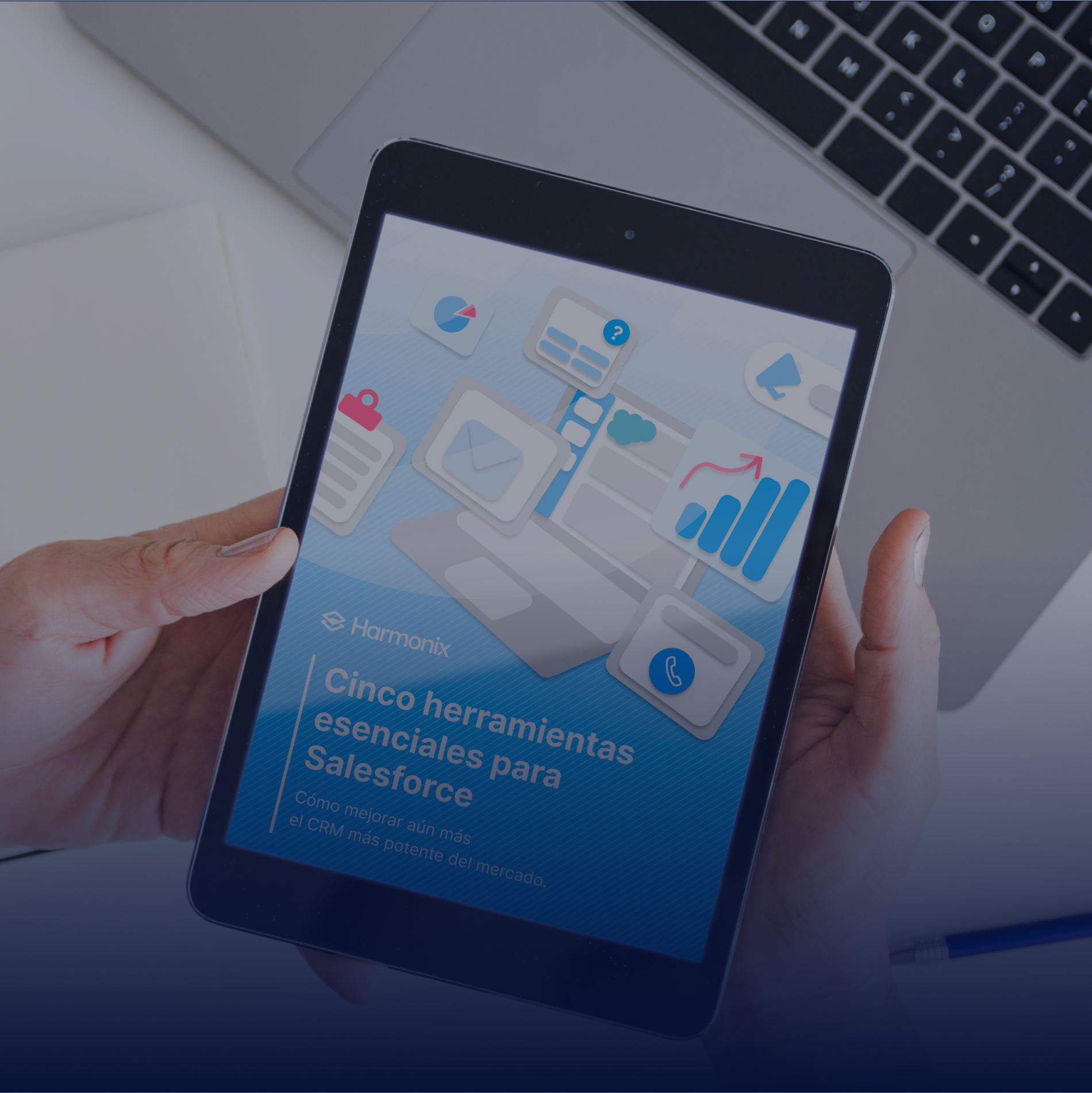Tablet mostrando un diseño gráfico con el texto "Cinco herramientas esenciales para Salesforce" y varios íconos de comunicación.
