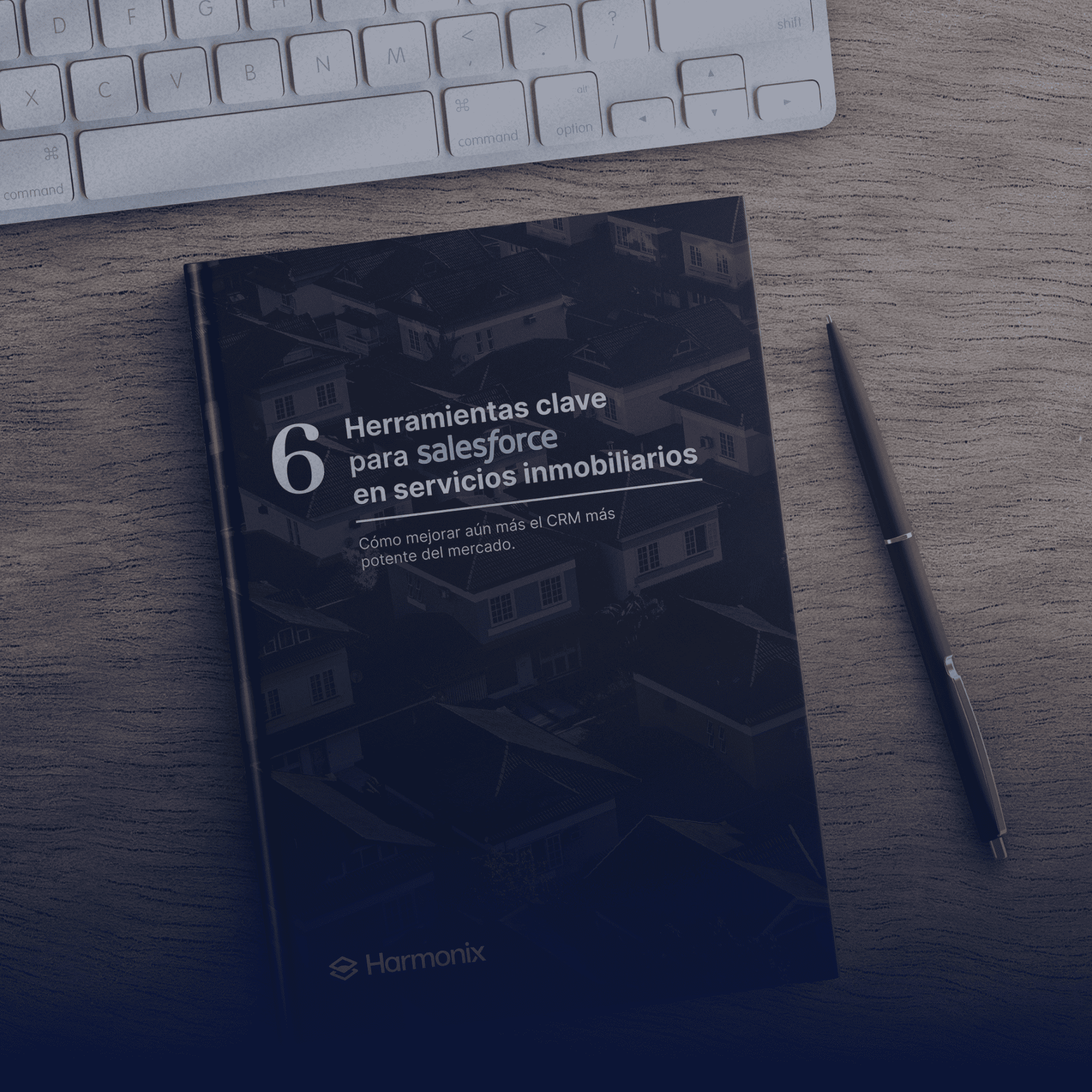 Portada de un documento con texto sobre herramientas para Salesforce en servicios inmobiliarios, junto a un bolígrafo y un teclado.