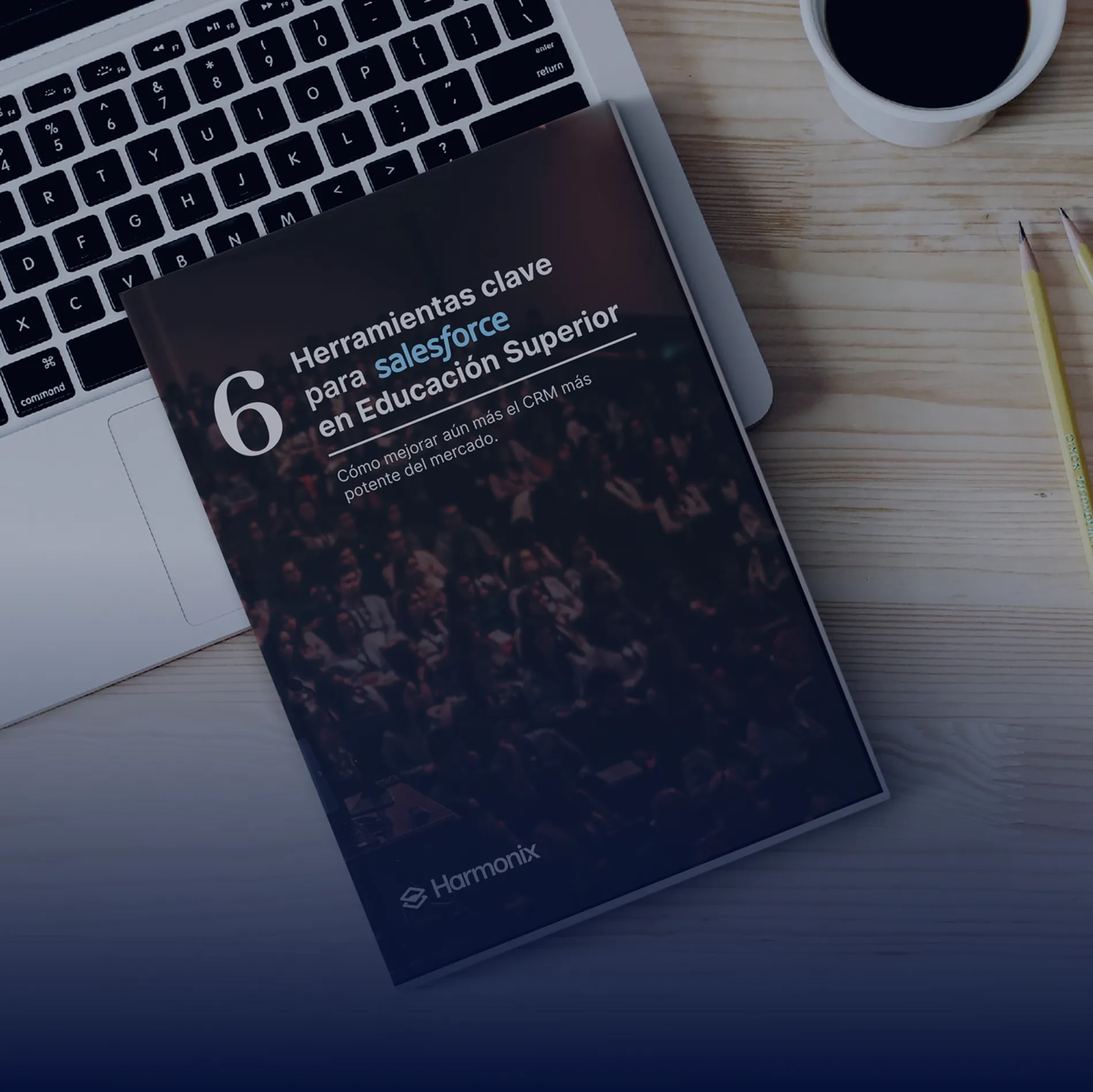 Portada de un documento sobre herramientas clave para Salesforce en educación superior, junto a un teclado y una taza de café.