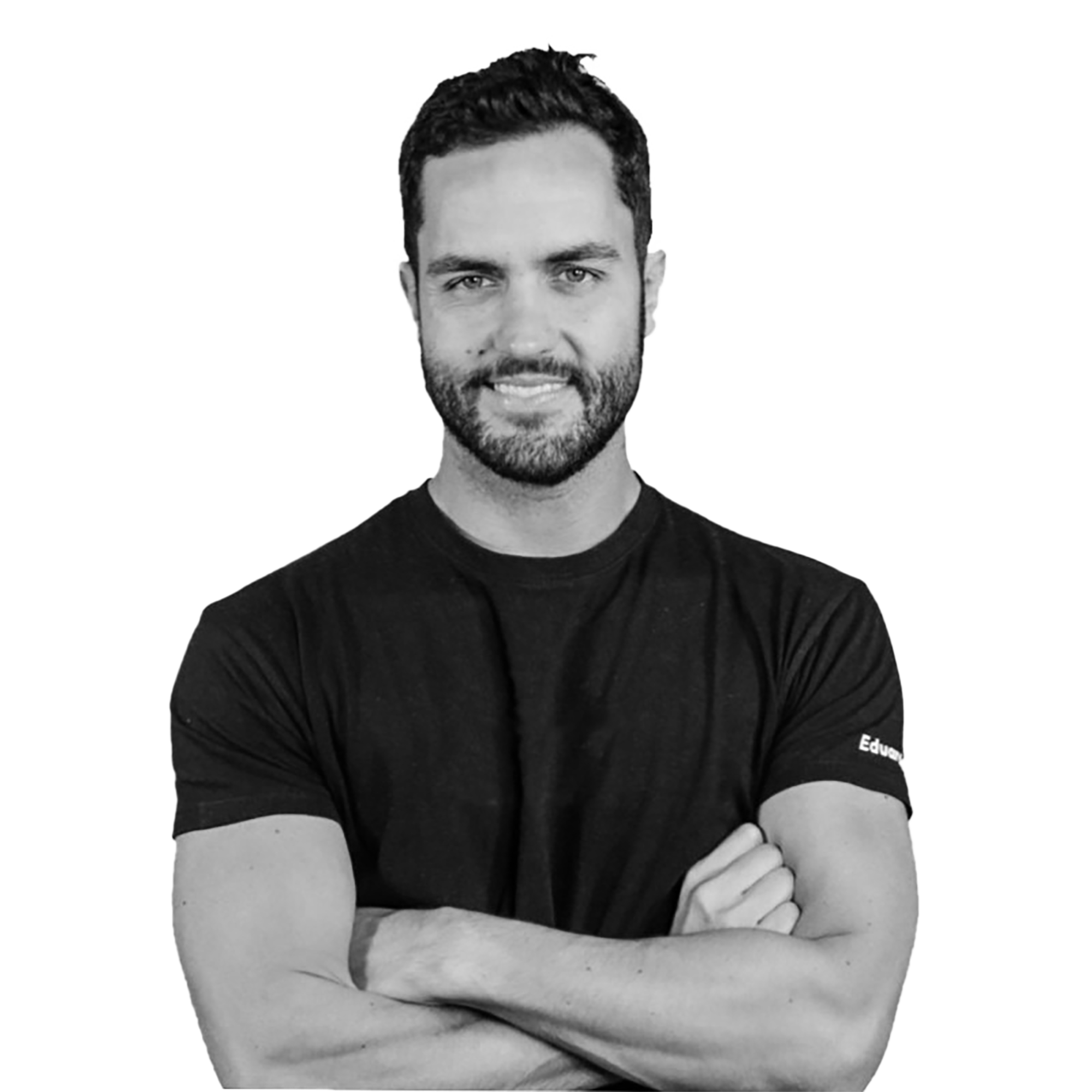Hombre con barba y camiseta negra, sonriendo y con los brazos cruzados, fondo blanco.