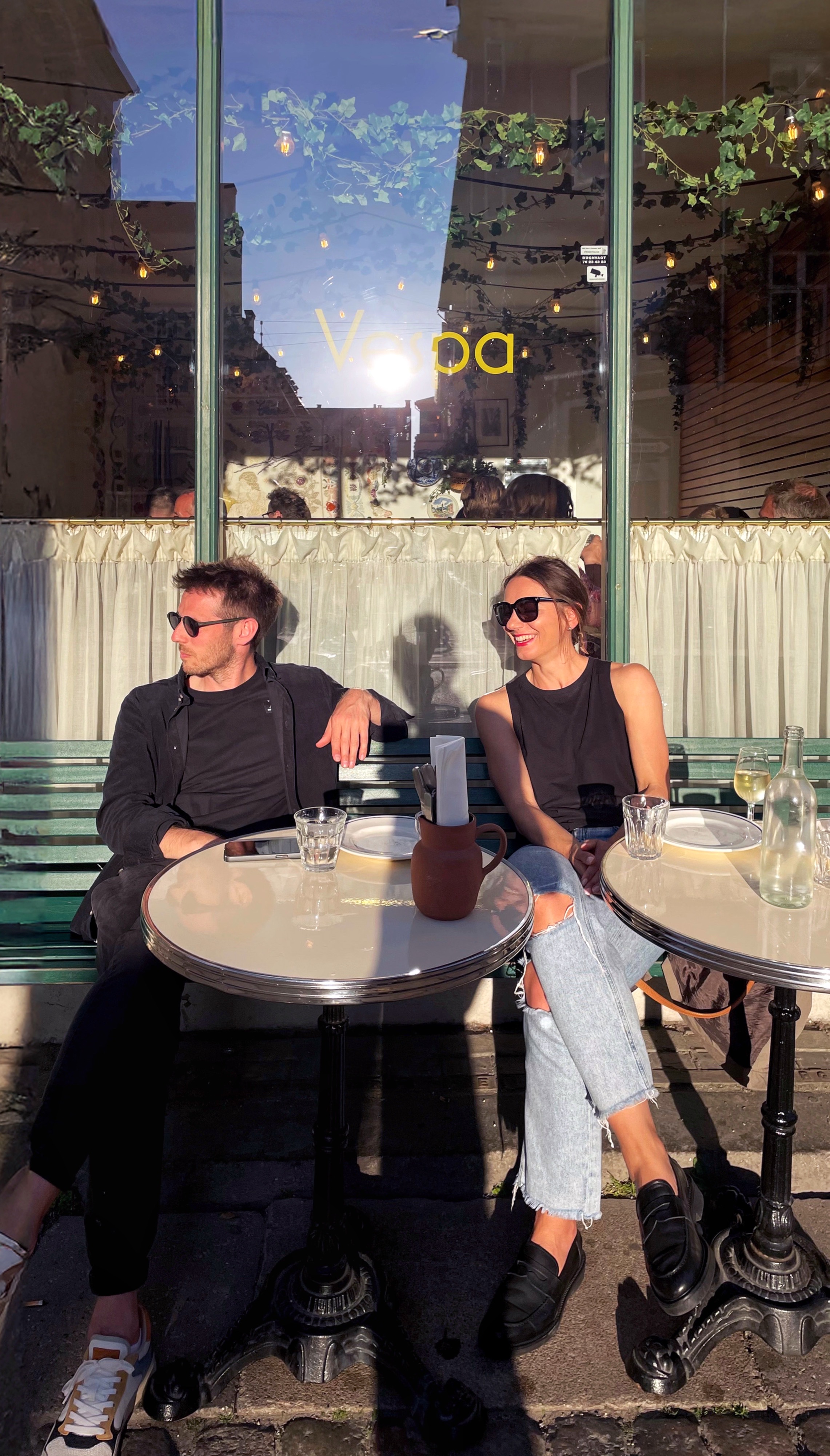 STUDIO CIAO Team vor einer Fassade in Kopenhagen