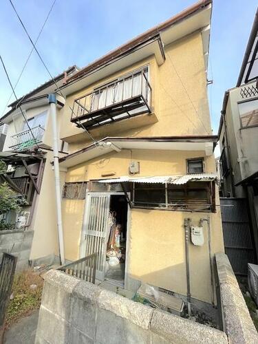 Located in the peaceful town of Joyo, Kyoto, this charming countryside home blends traditional Japanese architecture with serene surroundings. The property features spacious interiors with classic tatami rooms, offering a comfortable and authentic living experience.