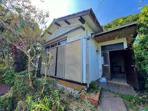 Uncover a unique DIY renovation opportunity in Atago 2-Chome, Nagasaki City. This 3DK home on 478.05㎡ of land offers tranquil living near Sofukuji Station. Contact Old Houses Japan today!