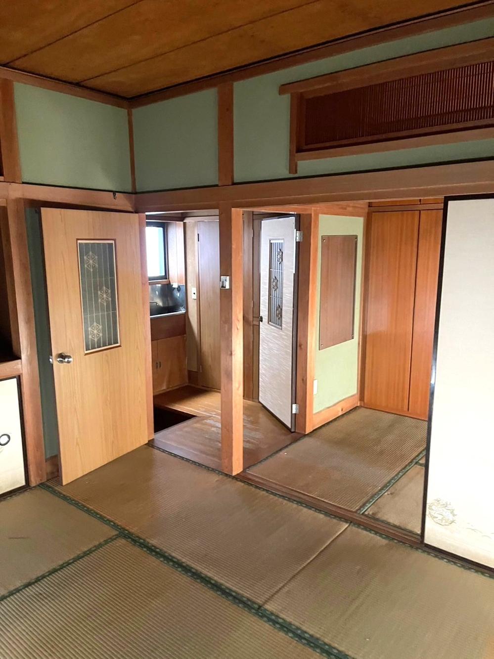 Affordable 3K home in Horikiri 3, Katsushika Ward, Tokyo. Light steel frame, 2-story house, 9-minute walk from Horikiri Shobuen Station. Renovation needed; customize to your style. Vacant and ready for immediate use. Perfect for homeowners and investors!