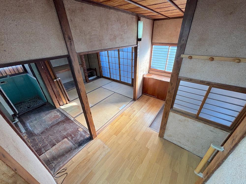 Affordable 3K home in Tagara 3, Nerima-ku, Tokyo. Renovation needed for this 2-story wooden house built in 1966. Conveniently located near Hikarigaoka, Subway Akatsuka, and Shimo Akatsuka stations. Great potential for a 2LDK+loft transformation. Immediate delivery!