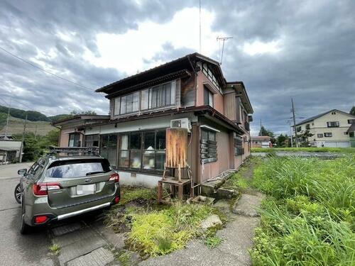 Discover this spacious 7DK wooden home in Myoko City, Niigata, built in 1947. Perfect for renovation, it offers 237.22㎡ of living space on a 240.20㎡ flat lot. Contact Old Houses Japan to learn more about purchasing and customizing this unique property!