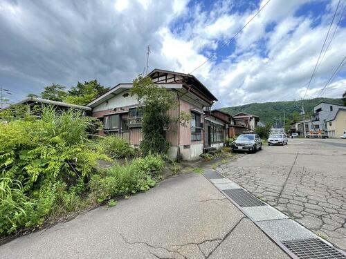 Discover this spacious 7DK wooden home in Myoko City, Niigata, built in 1947. Perfect for renovation, it offers 237.22㎡ of living space on a 240.20㎡ flat lot. Contact Old Houses Japan to learn more about purchasing and customizing this unique property!