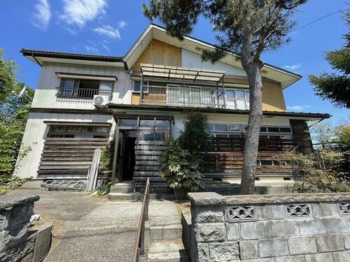 Discover this 6DK wooden home in Keizukacho, Myoko City, Niigata. Just 18 minutes from Arai Station, this 154.61㎡ property offers great renovation potential. Contact Old Houses Japan to learn more about buying and customizing this home!