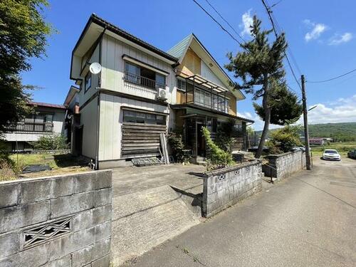 Discover this 6DK wooden home in Keizukacho, Myoko City, Niigata. Just 18 minutes from Arai Station, this 154.61㎡ property offers great renovation potential. Contact Old Houses Japan to learn more about buying and customizing this home!
