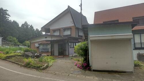Explore this spacious 7DK wooden home in Koizumo 2-Chome, Myoko City, Niigata. Set on a 645.83㎡ lot, it’s near a cherry blossom park and ideal for gardening. Contact Old Houses Japan to learn more and begin your home-buying journey!