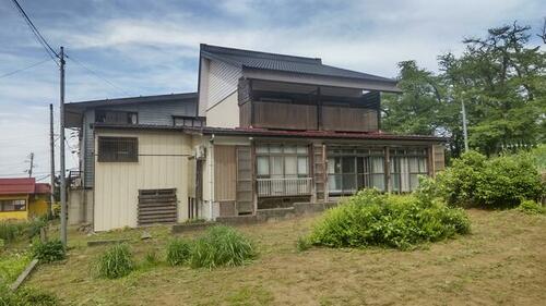 Explore this spacious 7DK wooden home in Koizumo 2-Chome, Myoko City, Niigata. Set on a 645.83㎡ lot, it’s near a cherry blossom park and ideal for gardening. Contact Old Houses Japan to learn more and begin your home-buying journey!