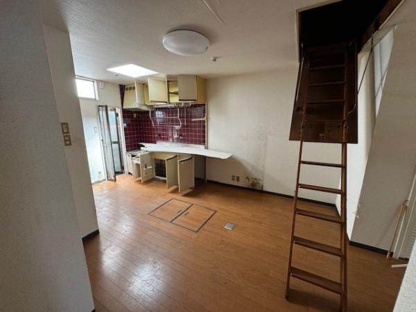 Experience Kyoto living with Umekoji Honmachi Residence, a cozy 1LDK wooden home in historic Shimogyo Ward. Just minutes from multiple train stations, this 70-year-old property offers excellent city access, essential utilities, and a unique opportunity for affordable living or creative use in central Kyoto.