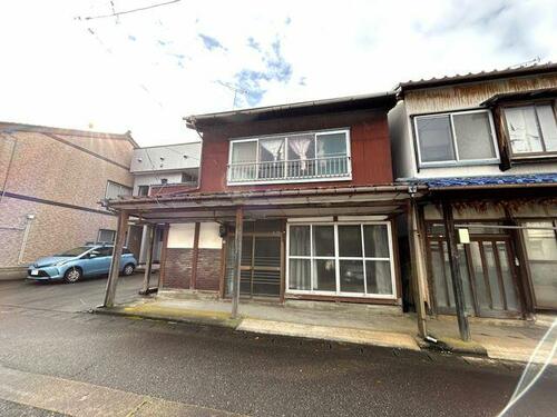 Discover the charm of rural Japan with this traditional home in scenic Itoigawa, Niigata. Featuring timeless architecture and a spacious layout, this property offers endless customization potential. Set amidst stunning coastal views and serene natural surroundings, it’s the perfect retreat for a tranquil lifestyle.