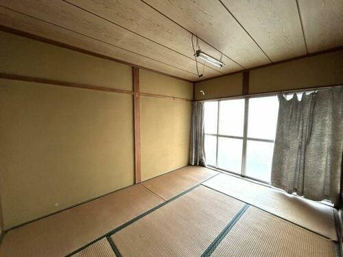 Discover the charm of rural Japan with this traditional home in scenic Itoigawa, Niigata. Featuring timeless architecture and a spacious layout, this property offers endless customization potential. Set amidst stunning coastal views and serene natural surroundings, it’s the perfect retreat for a tranquil lifestyle.