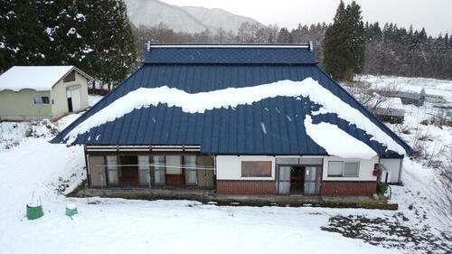 Own a piece of history with this charming 90-year-old wooden home in Shimogo Town’s Otokane district. Nestled in nature with traditional features, it’s a perfect countryside retreat. Contact Old Houses Japan to learn more!