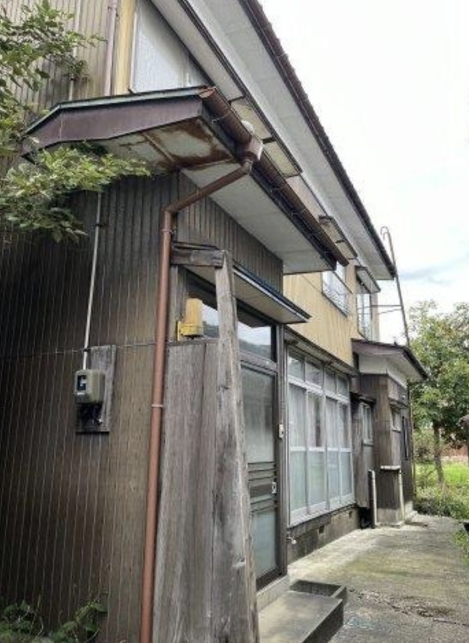 Experience the charm of traditional Japanese living in this classic townhome in Kuzumaki. Featuring spacious tatami rooms, a serene setting, and easy access to Mitsuke Station, this affordable ¥650,000 home is perfect for those seeking a peaceful retreat with renovation potential.