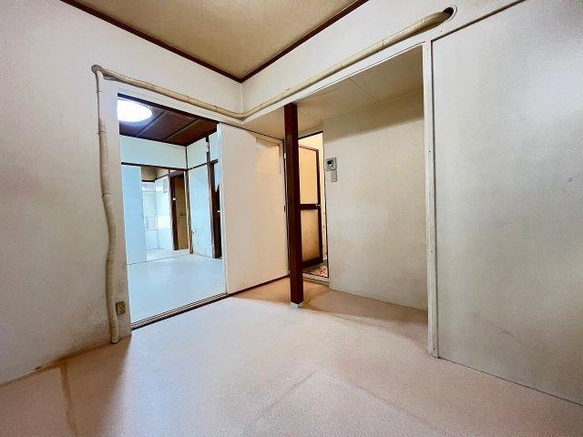 Discover a 2-story wooden home in Kyoto's Fushimi Ward, just 4 minutes from Ishida Station. This investment-ready property offers urban convenience with three nearby stations, immediate availability, and prime zoning in a sought-after neighborhood.