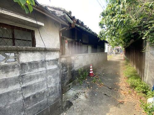 Quiet Street in Kinokawa – A peaceful neighborhood surrounded by nature and traditional homes.