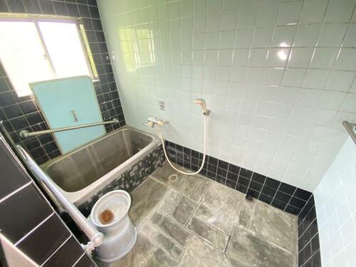 Bathroom with Soaking Tub – A traditional-style bath area with a deep tub and tiled walls.